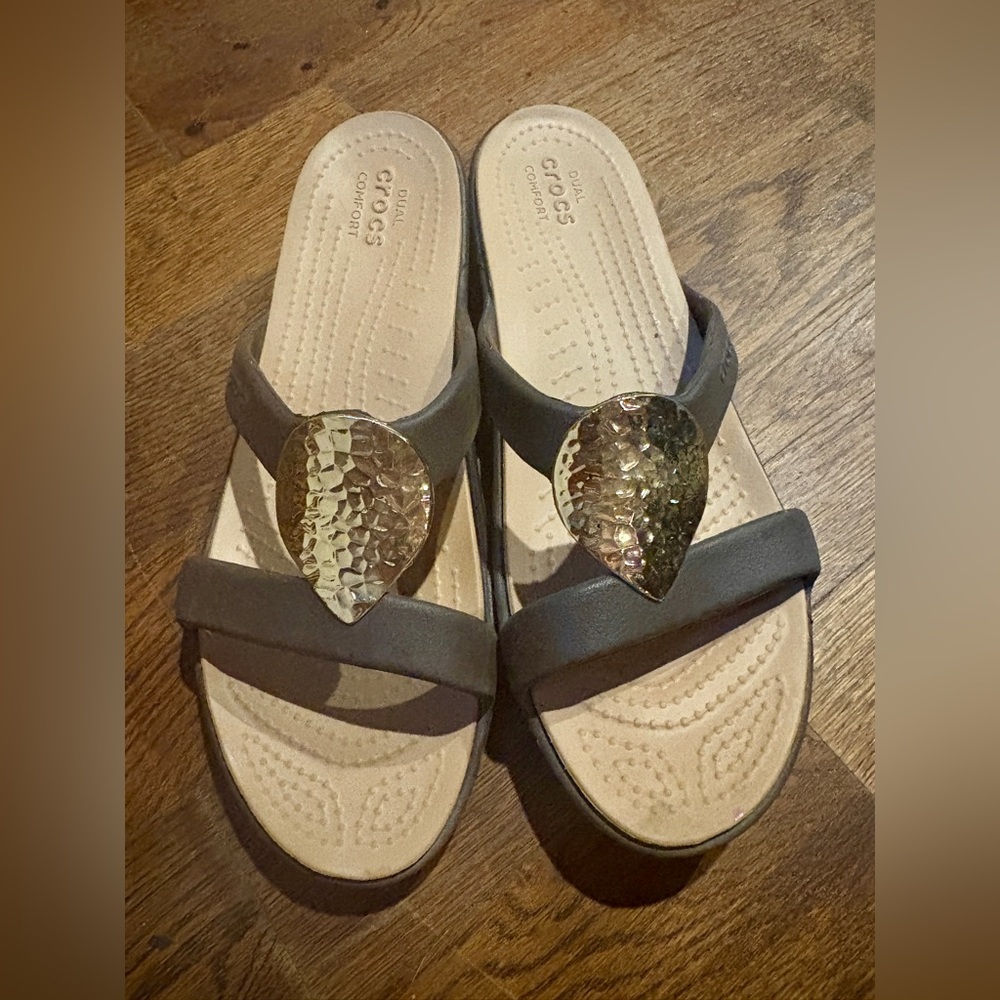 CROCS Women's Brown Sandals with Gold Teardrop Accent 11